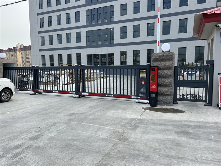 868分段門、青島國興橡塑制品有限公司